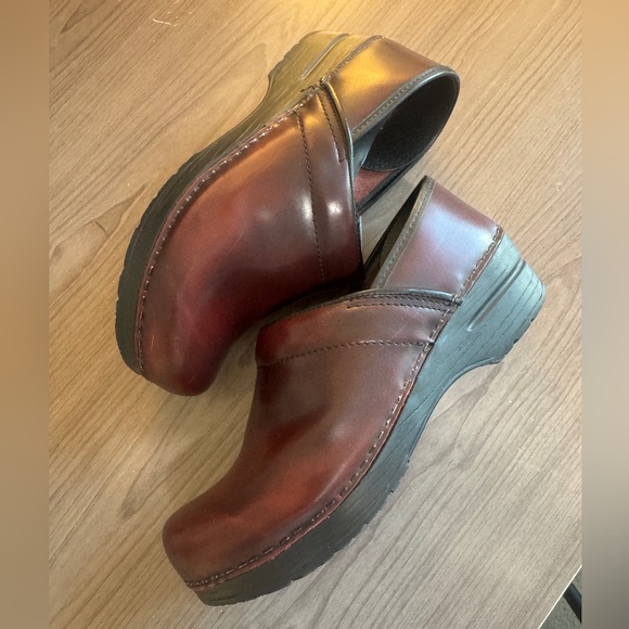 Lightly worn Dansko Professional Cordovan Cabrio Clog Size: 39 - Picture 3 of 6